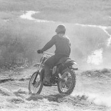 На мотоцикле по пересеченной местности | Горожане. 1980-e гг., г.Северодвинск. Фото #C2900.