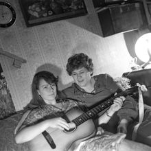Песня под гитару | Горожане. 1980-e гг., г.Северодвинск. Фото #C12171.