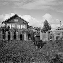 В деревне | Горожане. 1980-e гг., г.Северодвинск. Фото #C14281.