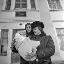 Выписка из родильного дома | Горожане. 1980-e гг., г.Северодвинск. Фото #C17252.