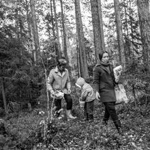 В лесу | Горожане. 1980-e гг., г.Северодвинск. Фото #C3070.