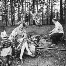 Люди отдыхают на природе | Горожане. 1980-e гг., г.Северодвинск. Фото #C5105.