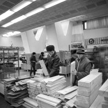 В строительном магазине | Торговля. 1980-e гг., г.Северодвинск. Фото #C10378.