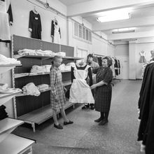 Выбор школьного платья | Торговля. 1980-e гг., г.Северодвинск. Фото #C17284.