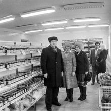 В торговом зале продуктового магазина самообслуживания | Торговля. 1980-e гг., г.Северодвинск. Фото #C14206.