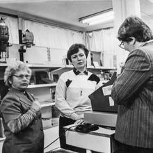 В отделе магазина | Торговля. 1980-e гг., г.Северодвинск. Фото #C7078.