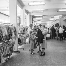 Выбор школьного платья | Торговля. 1980-e гг., г.Северодвинск. Фото #C17286.