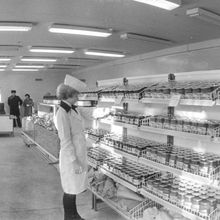В торговом зале продуктового магазина самообслуживания | Торговля. 1980-e гг., г.Северодвинск. Фото #C14218.