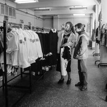 Выбор школьного платья | Торговля. 1980-e гг., г.Северодвинск. Фото #C17289.