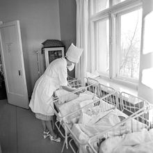 Медсестра в роддоме | Медицина. 1980-e гг., г.Северодвинск. Фото #C14260.
