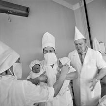 С новорожденными | Медицина. 1980-e гг., г.Северодвинск. Фото #C17148.