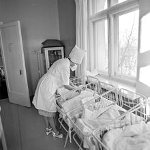 С новорожденными | Медицина. 1980-e гг., г.Северодвинск. Фото #C17158.