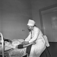 Осмотр больного | Медицина. 1980-e гг., г.Северодвинск. Фото #C17329.