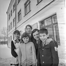 Пионеры около школы | Школа. 1980-e гг., г.Северодвинск. Фото #C14511.