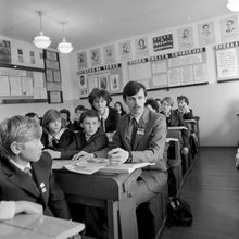 Встреча с молодым гвардейцем пятилетки | Школа. 1987 г., г.Северодвинск. Фото #C12174.