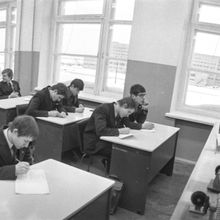 На уроке в профессиональном училище | Школа. 1980-e гг., г.Северодвинск. Фото #C17391.
