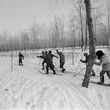 Физкультура на лыжах | Школа. 1980-e гг., г.Северодвинск. Фото #C12217.