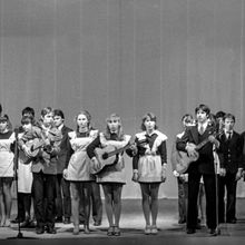 Выступление на сцене | Школа. 1980-e гг., г.Северодвинск. Фото #C15330.