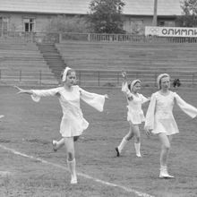 выступление на стадионе | Школа. 1980-e гг., г.Северодвинск. Фото #C2904.