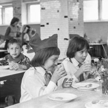 В пионерском лагере. В столовой | Школа. 1980-e гг., г.Северодвинск. Фото #C3013.