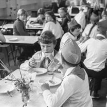 В пионерском лагере. В столовой | Школа. 1980-e гг., г.Северодвинск. Фото #C3016.