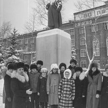 Школьники около памятнику В.И. Ленину | Школа. 1980-e гг., г.Северодвинск. Фото #C3160.