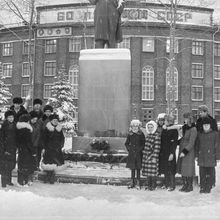 Школьники около памятнику В.И. Ленину | Школа. 1980-e гг., г.Северодвинск. Фото #C3161.