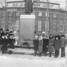 Школьники около памятнику В.И. Ленину | Школа. 1980-e гг., г.Северодвинск. Фото #C3162.