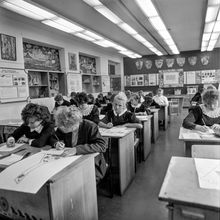 на уроке по декоративно-прикладному творчеству | Школа. 1989 г., г.Северодвинск. Фото #C6711.