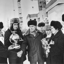 Награждение бригады передовиков-строителей | Строительство. 1980-e гг., г.Северодвинск. Фото #C7098.