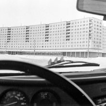 "Циркульная" площадь из окна автомобиля | Виды города. 1980-e гг., г.Северодвинск. Фото #C14208.