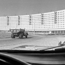"Циркульная" площадь из окна автомобиля | Виды города. 1980-e гг., г.Северодвинск. Фото #C14209.