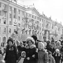 Участники демонстрации 7 ноября | Общественная жизнь. 1980-e гг., г.Северодвинск. Фото #C14517.