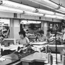 На швейной фабрике | Предприятия. 1980-e гг., г.Северодвинск. Фото #C8100.