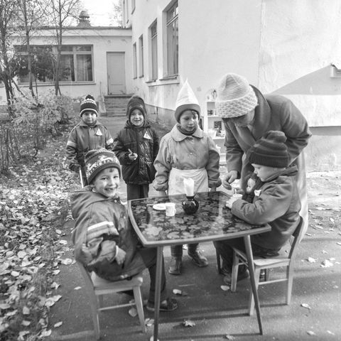 На прогулке в детском саду | Дети. 1980-e гг., г.Северодвинск. Фото #C17298.
