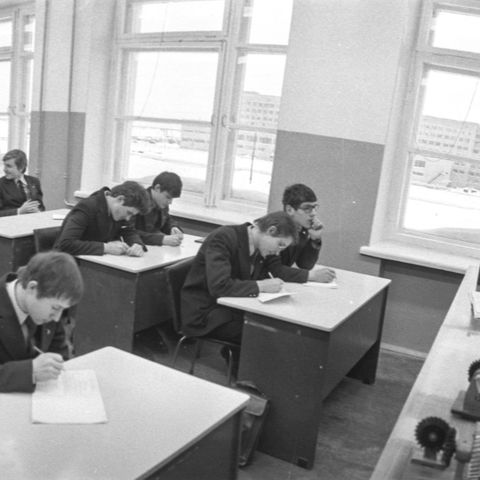 На уроке в профессиональном училище | Школа. 1980-e гг., г.Северодвинск. Фото #C17391.