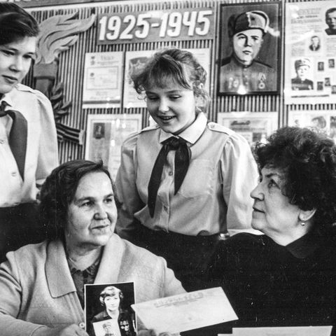 В школьном музее | Школа. 1980-e гг., г.Северодвинск. Фото #C6960.