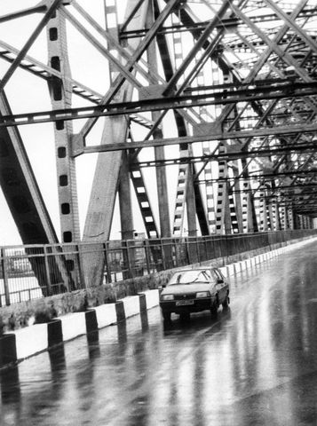 Автомобиль на северодвинском железнодорожном мосту | Транспорт. 1996 г., г.Северодвинск. Фото #C7542.