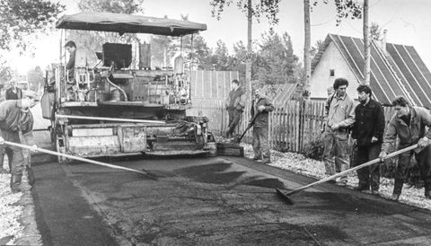 Асфальтирование дороги | ЖКХ. 1990-e гг., г.Северодвинск. Фото #C16451.