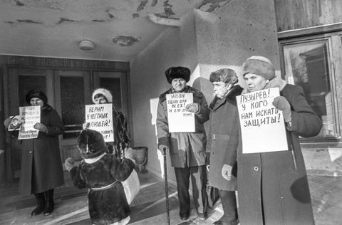 Участники протестного митинга | Общественная жизнь. 1990-e гг., г.Северодвинск. Фото #C13980.