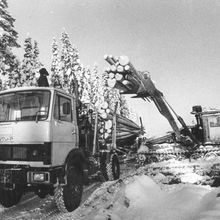 Погрузка леса | Транспорт. 1990-e гг., г.Северодвинск. Фото #C3184.