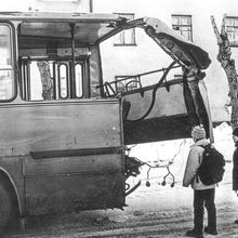 Авария с автобусом | Транспорт. 1990-e гг., г.Северодвинск. Фото #C16317.