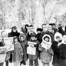 С детства с газетой! | Культура. 1990-e гг., г.Северодвинск. Фото #C7660.