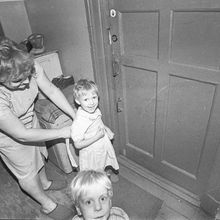 Дети в коридоре коммунальной квартиры | Дети. 1990-e гг., г.Северодвинск. Фото #C13919.