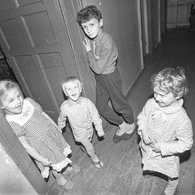 Дети в коммунальной квартире | Дети. 1990-e гг., г.Северодвинск. Фото #C13920.