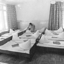 Спальня в детском саду | Дети. 1990-e гг., г.Северодвинск. Фото #C3280.