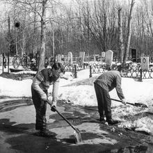 Благоустройство кладбища | ЖКХ. 1990-e гг., г.Северодвинск. Фото #C7688.