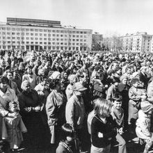 В сквере | Горожане. 1990-e гг., г.Северодвинск. Фото #C5910.