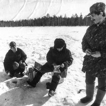 Зимняя рыбалка | Горожане. 1990-e гг., г.Северодвинск. Фото #C5032.