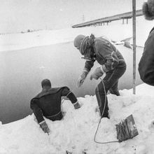 Спуск водолаза под воду | Горожане. 1990-e гг., г.Северодвинск. Фото #C6874.